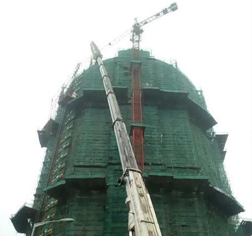 城子河吊车在工地上作业